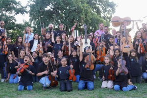 La Orquesta Escuela de Mercedes cerró su año con un emotivo recital al aire libre