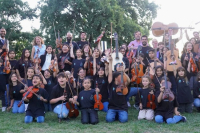 La Orquesta Escuela de Mercedes cerró su año con un emotivo recital al aire libre