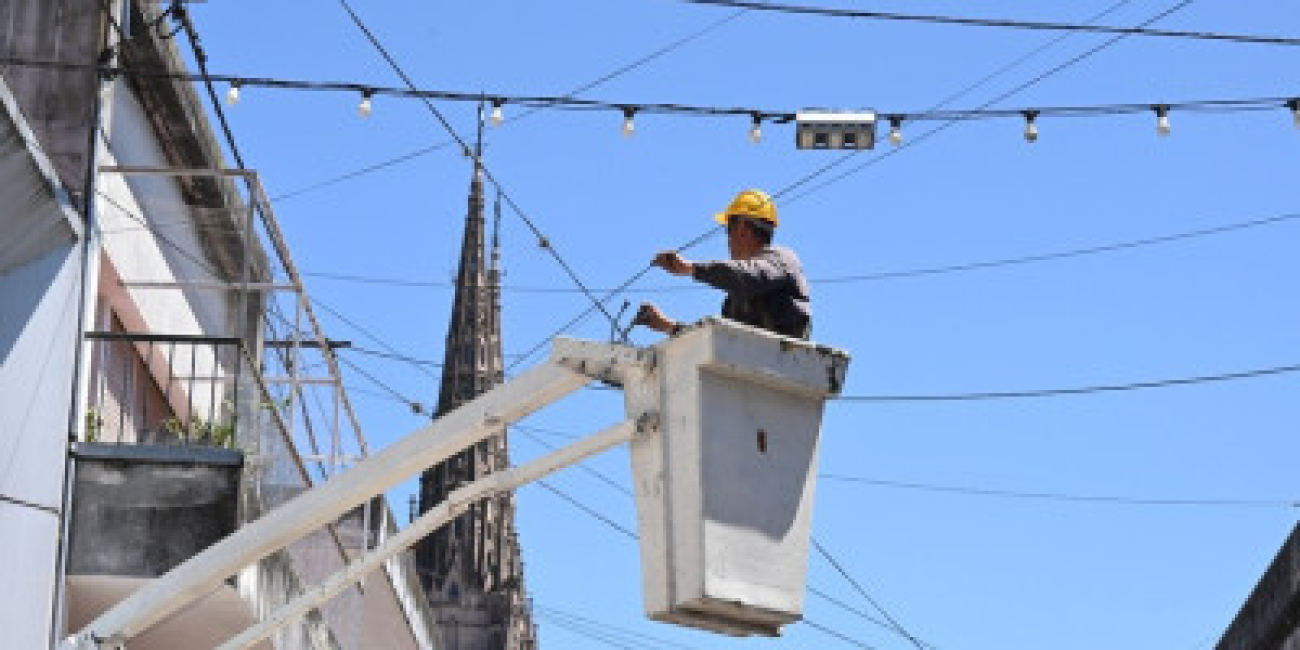 El Municipio de Luján realizó mantenimiento de guirnaldas LED en el centro de la ciudad