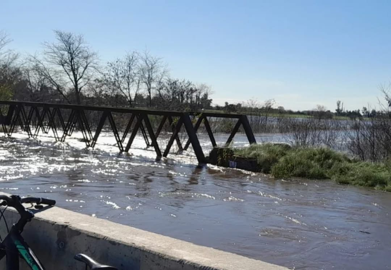 Evacuaron a 32 personas en Olivera por riesgo hídrico